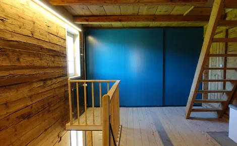 Ausgebautes Dachgeschoss mit Altholzverkleidung und Einbauschrank