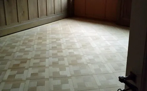 Neu verlegter Parkettboden mit Holzvertäfelung